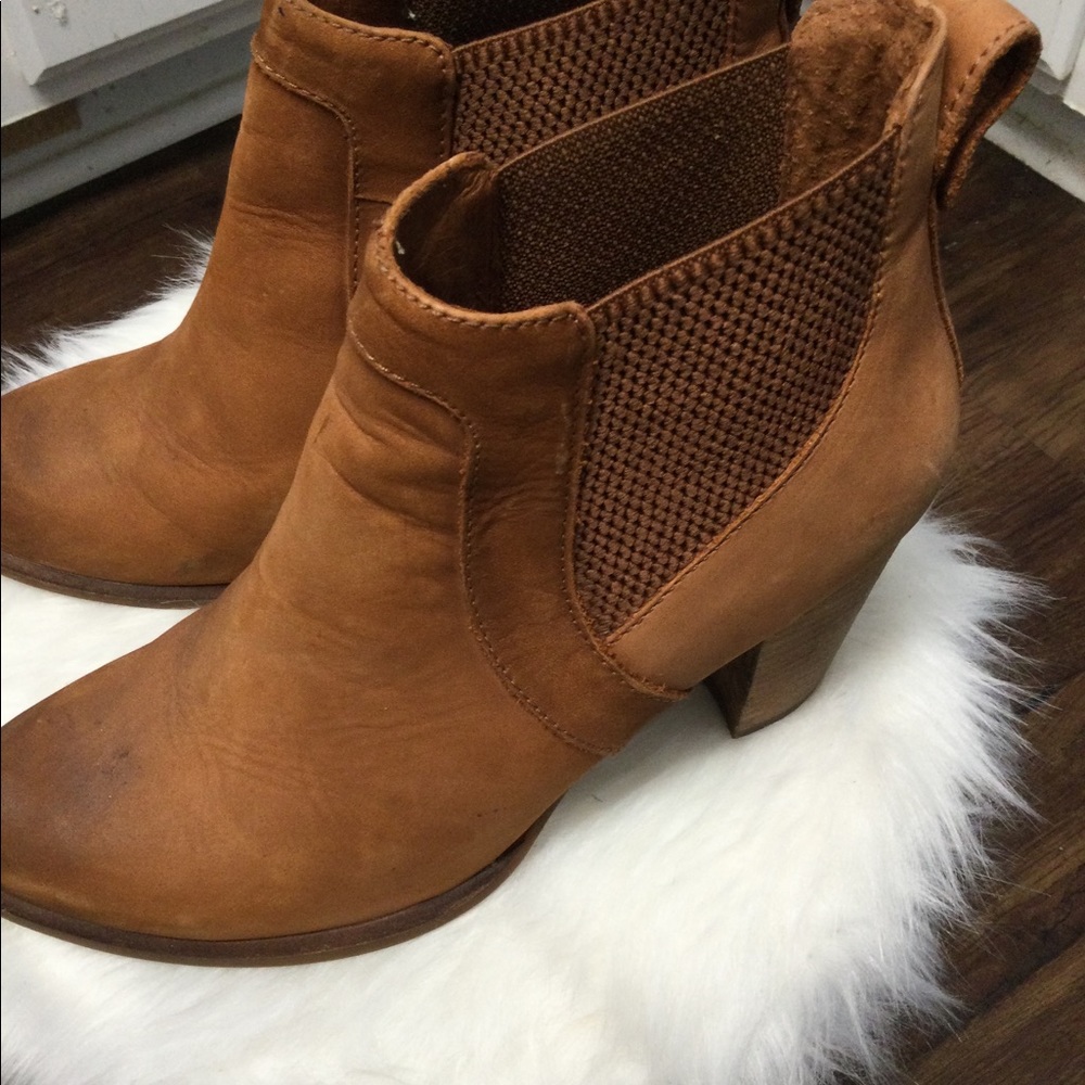 Ugg short boots Chestnut color size 9